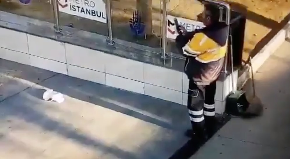İstanbul'da Bir Temizlik Personeli Çöp Atıp Fotoğrafını Çekti: 'Bu Zor Günlerde Bile Trollük Yapanları Kınıyoruz'