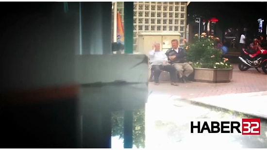 Koronavirüse Aldırmadan Bankta Oturan Yaşlı İnsanların Üzerlerine İçi Su Dolu Balon Attılar