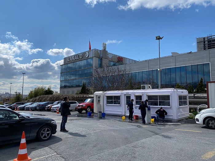 CNN Türk, Muhabir ve Kameramanlar İçin Bina Önüne Kulübe Koydu: 'Tuvaletin Kullanılmasına Bile İzin Verilmiyor'