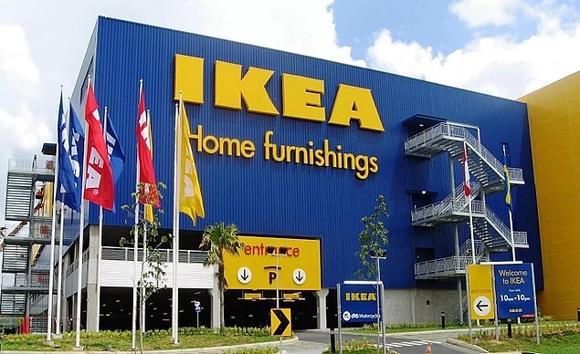 IKEA marka koltuklar, kahve sehpaları, kitaplıklar ve kapı kolları adlarını İsveç'teki; yataklar ve gardıroplar adlarını Norveç'teki; halılar adlarını Danimarka'daki; yemek masaları ve sandalyelerse adlarını Finlandiya'daki yerlerden alır.