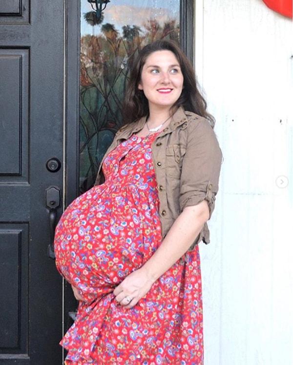 12. 35 haftalık hamile ve üçüz bebeklerini bekliyor.