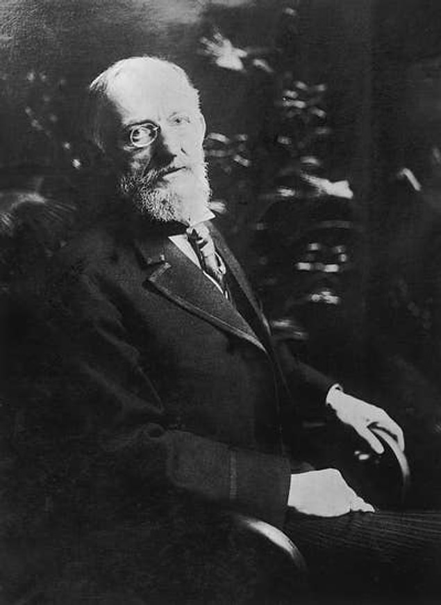 8. Ünlü Macy's mağaza zincirinin ortağı Isidor Straus da gemideydi. Kendisi ve eşi İda, ayrılmayı reddettikleri için birlikte can verdiler.
