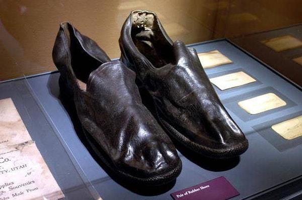 14. 1985 yılında yapılan su altı araştırmasında, Titanik batığında birkaç çift hiç bozulmamış ayakkabı bulundu.