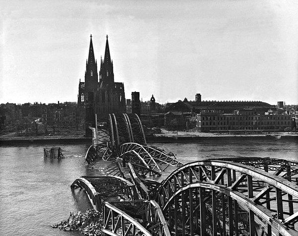 Hohenzollernbrücke, 6 Mart 1945 tarihinde Alman Savunma Kuvvetleri tarafından patlatılmış ve büyük hasar görmüş.