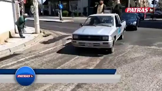 Yunanistan'da Koronavirüsle Mücadele İçin İki Papaz Kamyonet Kasasına Binerek Sokaklara Kutsal Su Saçtı