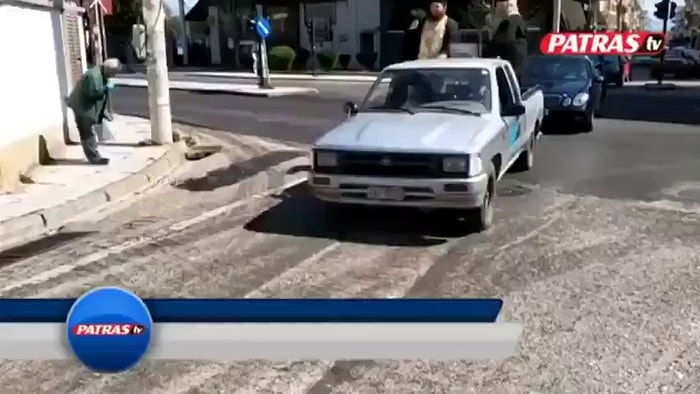 Yunanistan'da Koronavirüsle Mücadele İçin İki Papaz Kamyonet Kasasına Binerek Sokaklara Kutsal Su Saçtı