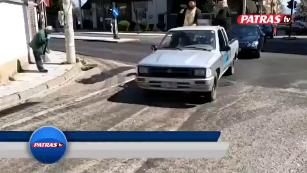 Yunanistan'da Koronavirüsle Mücadele İçin İki Papaz Kamyonet Kasasına Binerek Sokaklara Kutsal Su Saçtı