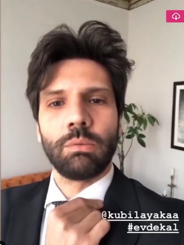 3. Каан Урганджиоглу тоже сидит дома, но это не помешало ему устроить онлайн-вечеринку, к которой актёр даже принарядился