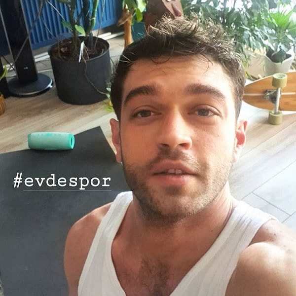 8. Фуркан Андыч дома занимается спортом