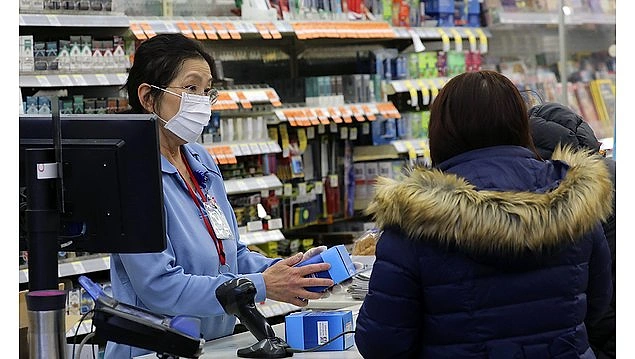 Koronavirüsle mücadele sürecinde kişisel temizliğimize önem veriyor, olabildiğince evde kalıyor, dışarı çıkmamız gerektiğinde ise bir dizi önlem alıyoruz.