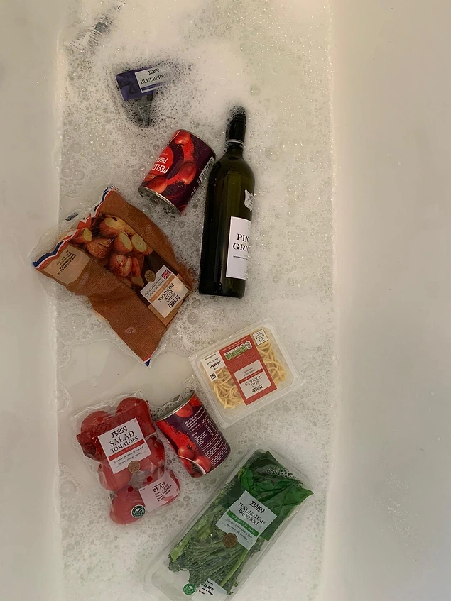 "Her şeyi küvette yıkıyorum, domates ve yaban mersini paketlerinde hava delikleri olduğunu unutsam da..."