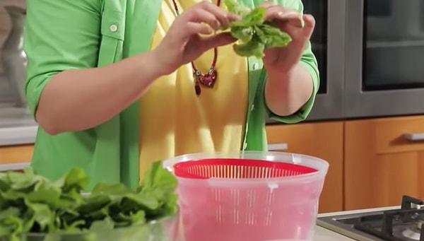 9. Salata malzemelerini ıslak bırakmak: