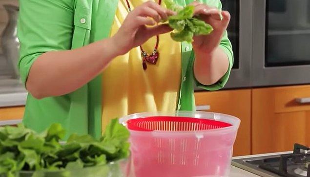 9. Salata malzemelerini ıslak bırakmak: