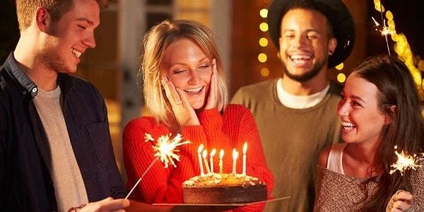 2. Bu resimdeki ise Merve. Doğum günü yaklaşıyor ve küçük bir kutlama yapmak istiyor. Dışarı çıkmak yerine en yakın 11 arkadaşıyla birlikte evinde küçük bir kutlama yapıyor. Sence bu şekilde sosyal mesafesini koruyor mu?