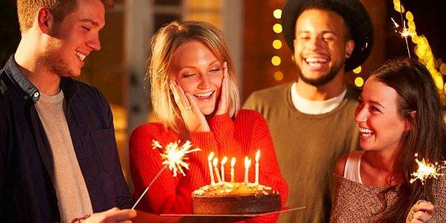 2. Bu resimdeki ise Merve. Doğum günü yaklaşıyor ve küçük bir kutlama yapmak istiyor. Dışarı çıkmak yerine en yakın 11 arkadaşıyla birlikte evinde küçük bir kutlama yapıyor. Sence bu şekilde sosyal mesafesini koruyor mu?