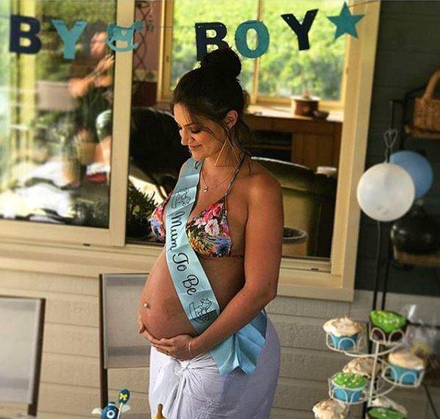 Ekim 2017'de doğum yapan Sophie Brussaux, çocuğunun babasının Drake olduğunu açıkladı ve kısa süre sonra da DNA testi ile de ispat etti.