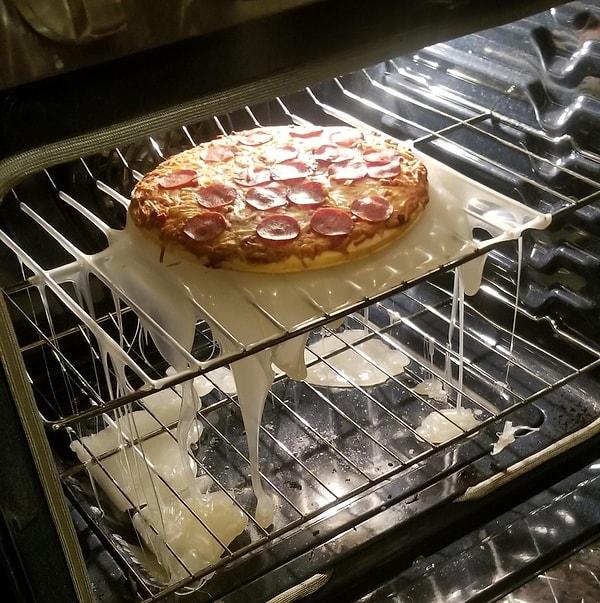 7. Paketin içinden çıkan plastik tabağı ile birlikte pişirilen bu pizzanın dramı!