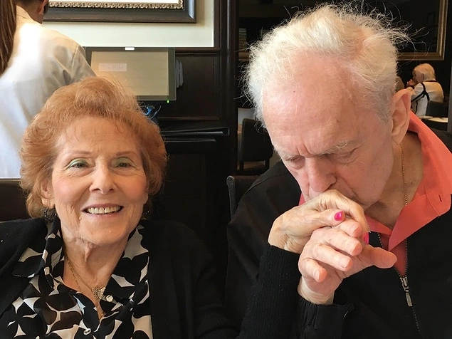 "Alzheimer hastası dedem babaannemin elini öpüyor. Dünyanın en tatlı anı."