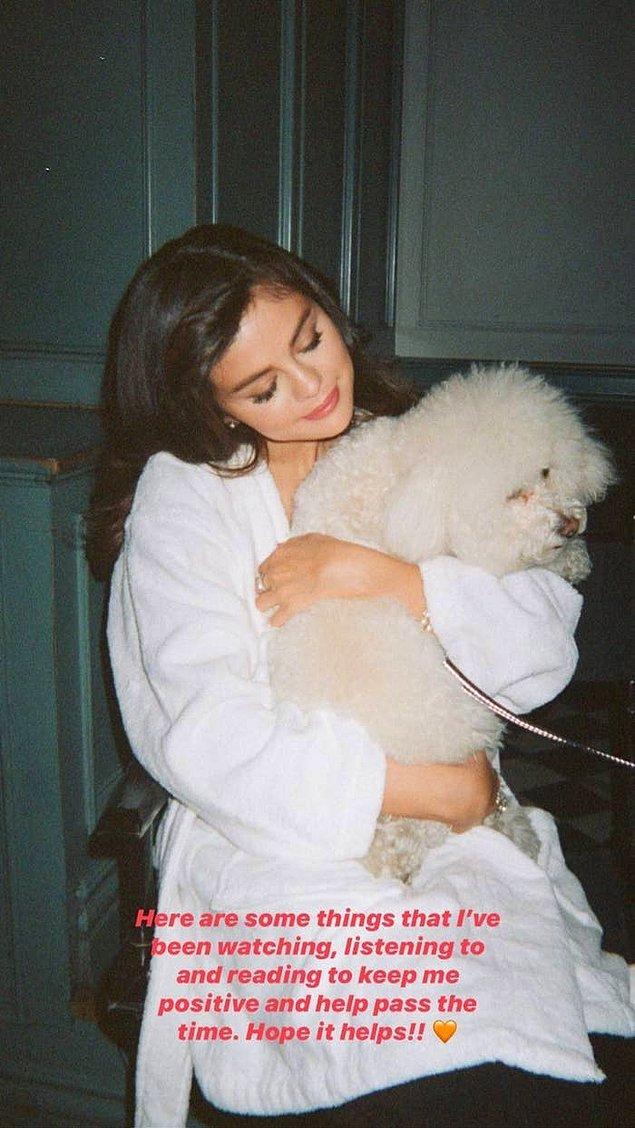 Sizin de aynı durumda yani evde kaldığınızı umut ediyoruz. Selena Gomez ise bu tecrit dönemi boyunca yapabileceğiniz aktiviteler için tavsiye listelerini kendi Instagram hikayelerinde paylaştı.