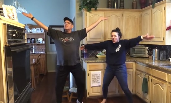 Koronavirüs Nedeniyle Ev Karantinasındaki Zamanlarını Dans Ederek Geçiren Müthiş Aile