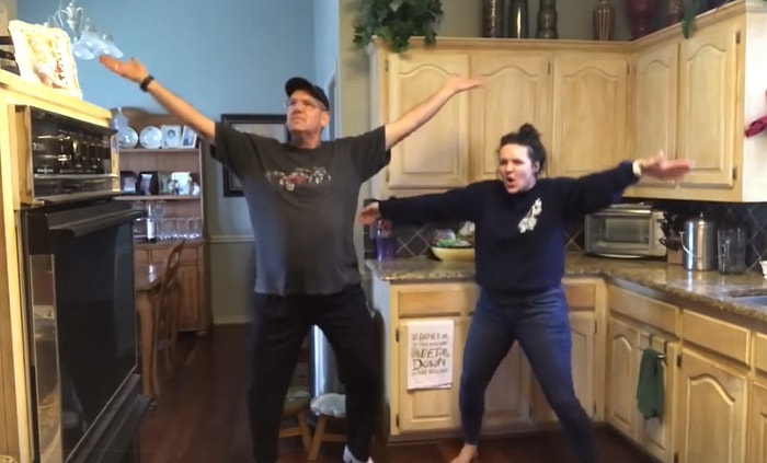 Koronavirüs Nedeniyle Ev Karantinasındaki Zamanlarını Dans Ederek Geçiren Müthiş Aile