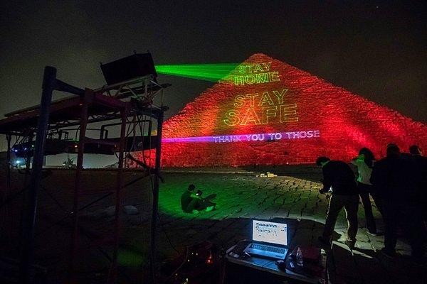 Mısır Piramitlerine "Evde kal" mesajı yansıtıldı