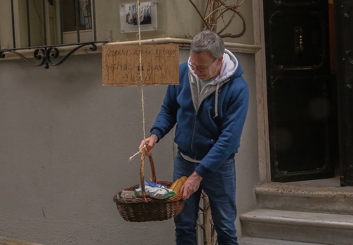 Balat'ta Sarkıttığı Sepetle İyilik Hareketi Başlatmıştı: 'Gittikçe Paylaşmaya Daha Çok İhtiyacımız Olacak'