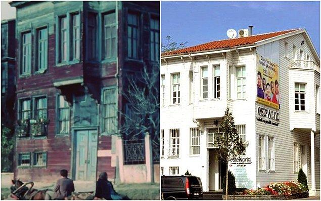 Filmin çekildiği ev, Üsküdar Altunizade'de Kısıklı Caddesi üzerinde bulunan Kedili Köşk. Burası şu an bir güzellik ve estetik merkezi olarak işletiliyor.