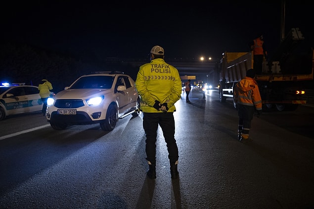 00:01 itibarıyla yasak başladı, 31 kent artık karantinada