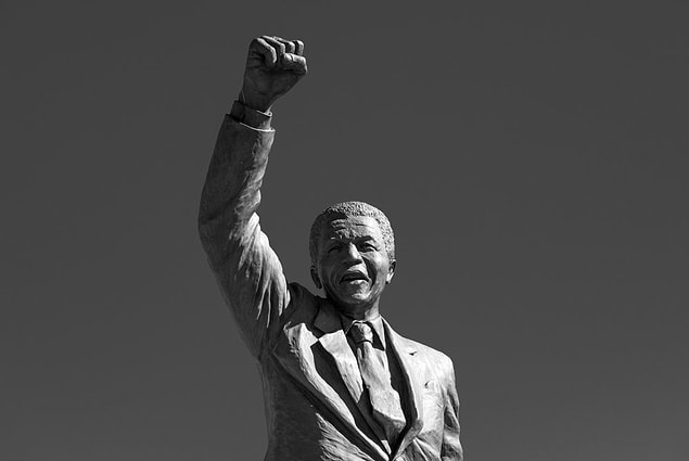 12. Nelson Mandela, kendi kızlarının doğum gününe bile gitmeyen oldukça kötü bir aile babasıydı.