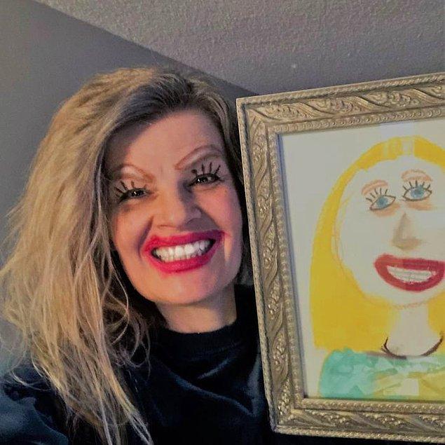 Bu komik anne '10 yıldır hala aynı güzellikteyim' diyerek kızının 10 yıl önce çizdiği portresi ile selfie çekti.