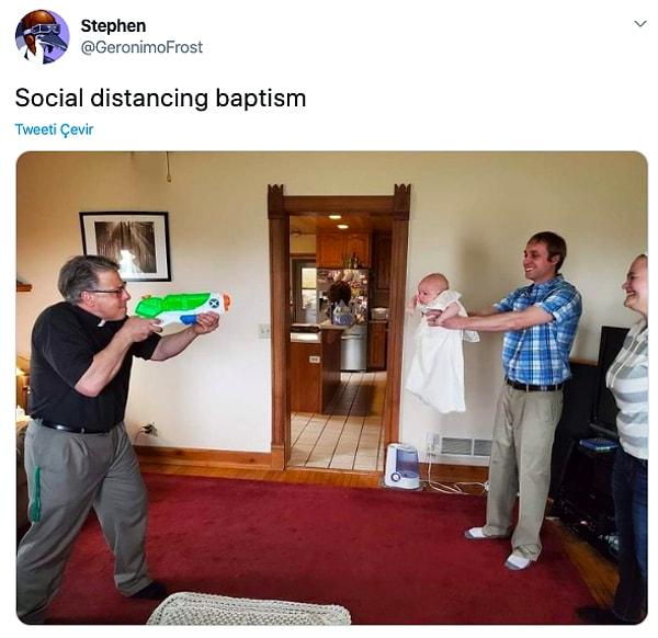 13. "Sosyal mesafe vaftizi"