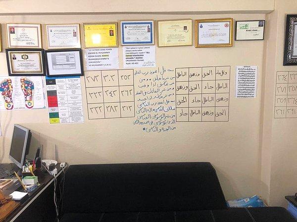 Dolandırıcının bürosunda çok sayıda çerçeveli belge ile duvara yazılmış bazı arapça yazılar görüldü 👇