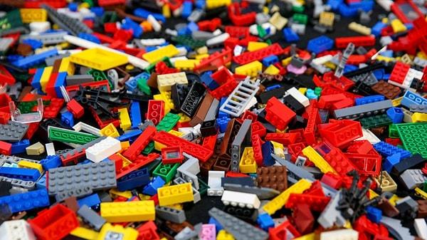4. Lego şirketi, ürettiği tüm lego setlerinin kopyalarını gizli bir depoda saklar.