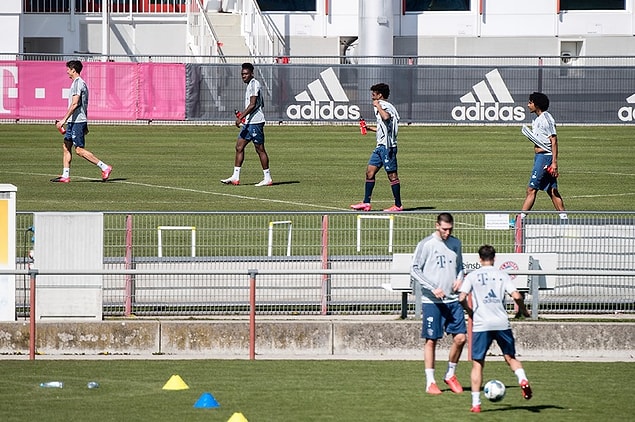 12. Bayern Münih, bugün itibariyle küçük gruplar halinde antrenmanlara yeniden başladı.