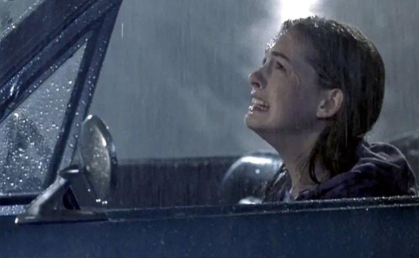 15. "Yine aynı filmde, Mia'nın yeni düzleştirilmiş saçı yağmurda hiç bozulmuyordu..."