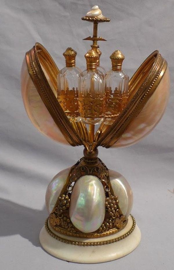 13. 1880 yılında tasarlanan bu Fransız parfüm tutacağının üst kısmına basıldığında, yumurta gibi açılarak parfüm şişelerini yükseltiyordu.