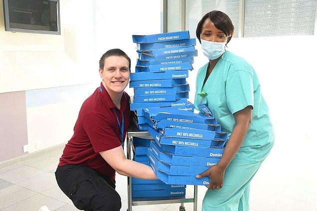 10. Newcastle United'ın İngiliz sol beki Danny Rose, Londra'da bir hastaneye yüzlerce pizza ikram etti. Rose'un günler önce de aynı hastaneye 19 bin Pound isimsiz bağışta bulunduğu ortaya çıkmıştı.