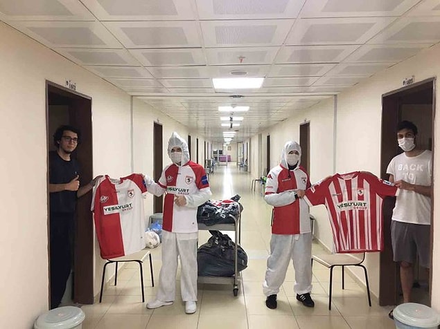 9. Samsunspor, İtalya’da erasmus programı kapsamında bulunan ve koronavirüs nedeniyle Samsun’a getirilen 401 öğrenciye Samsunspor forması hediye etti.