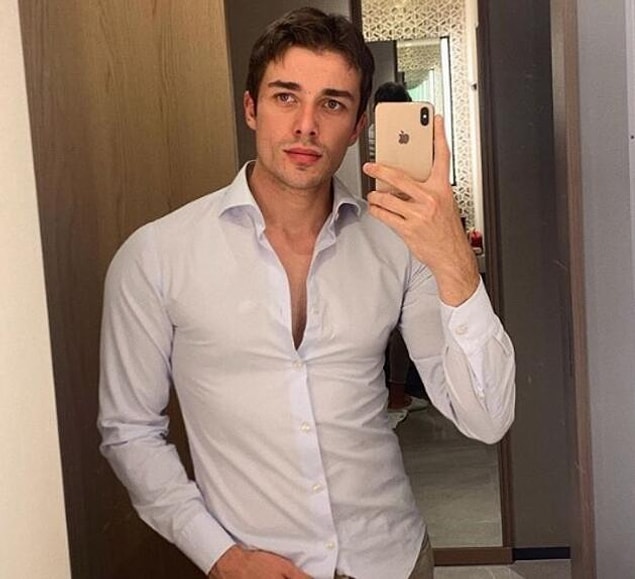 O zamanlar yakışıklılığına düşüyorduk ama sonra işler biraz değişti.