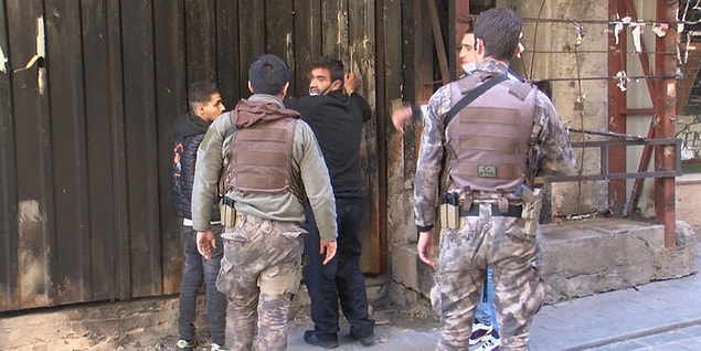 Polisler ara sokaklara kaçmaya çalışan şüpheliyi yakaladı