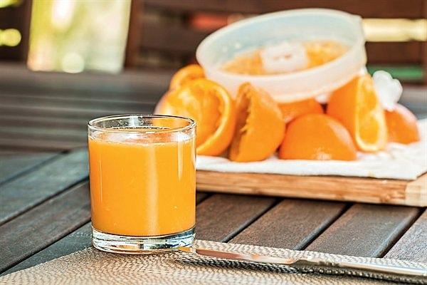 9. "En iyi tüyolardan bir tanesi de portakal suyu gibi asitli içecekler tüketmek. Düşük pH değeri tükürük miktarınızı artıracağı için oral seks yaparken yardımcı olacaktır."