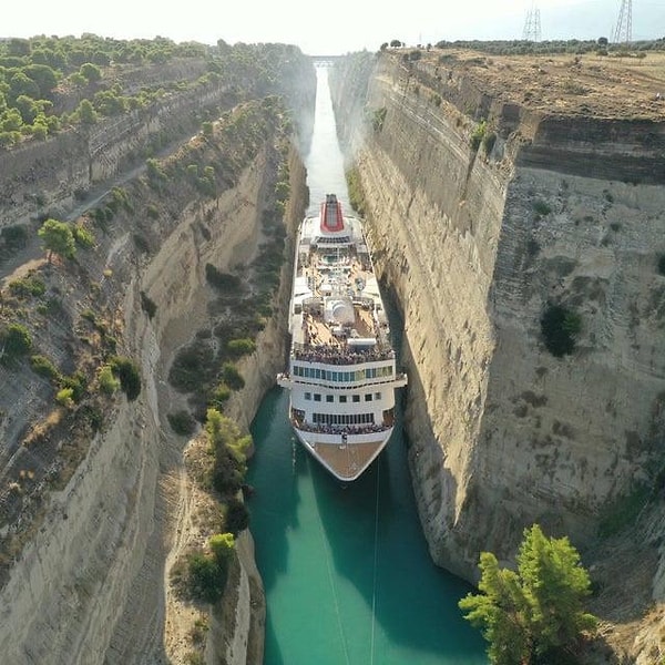 4. Corinth kanalının tam ortasından geçen bir gemi.