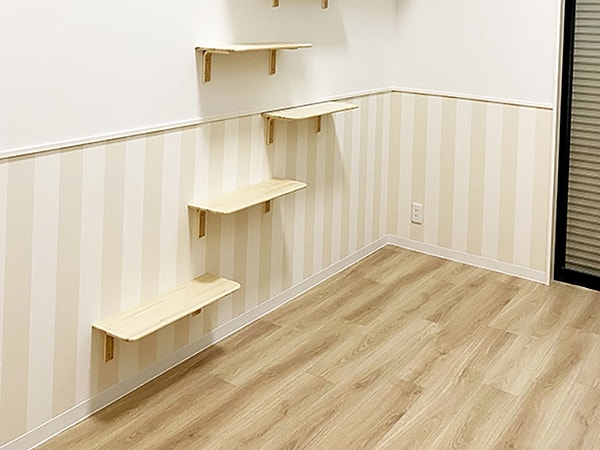 Деревянные плиты на стенах - одна из многих мурлыкающих достопримечательностей в этом доме.