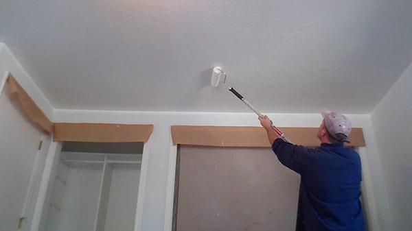 Eğer tavanı da boyayacaksanız tüm zemine branda serin ve boya işlemine tavandan başlayın.