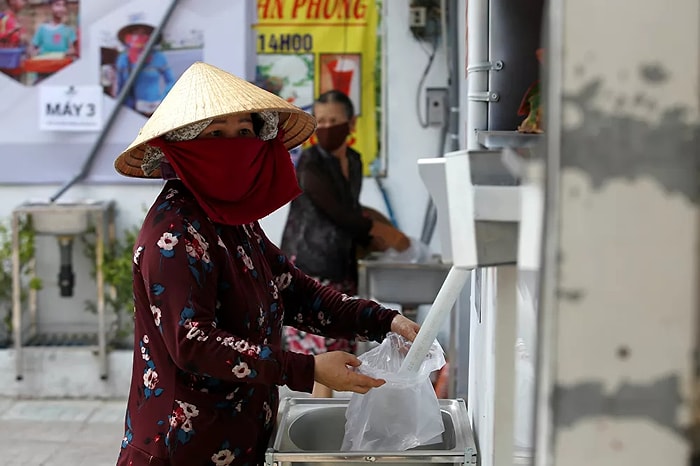 Vietnam'da Bir Girişimci Salgın Nedeniyle İşsiz Kalanlara Yardım İçin 'Pirinç ATM'si' Yaptı