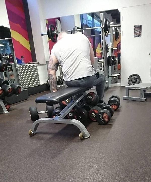 15. Spor yaparken spor salonundaki bütün ağırlıkları kendine ayıran bu adam:
