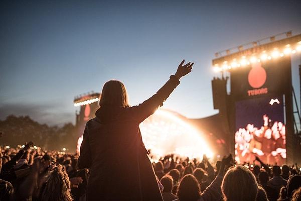 8. Bu yıl 50. yıldönümünü kutlayacak olan Avrupa’nın en büyüklerinden Roskilde Festivali, "kahrolarak" iptale gittiğini açıkladı.