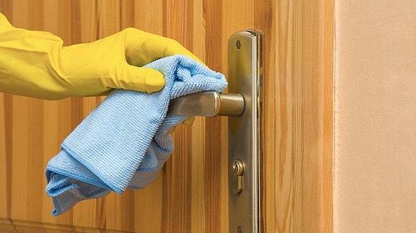 5. Özellikle dışarıyla temasınızdan sonra dokunduğunuz kapı kolu, priz gibi yerleri dezenfekte etmeyi unutmayın.