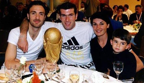 6. 1998 Dünya Kupası'nı kazandıktan sonra Christophe Dugarry; Zinédine Zidane, eşi Véronique ve oğulları Enzo Zidane ile yemekte.